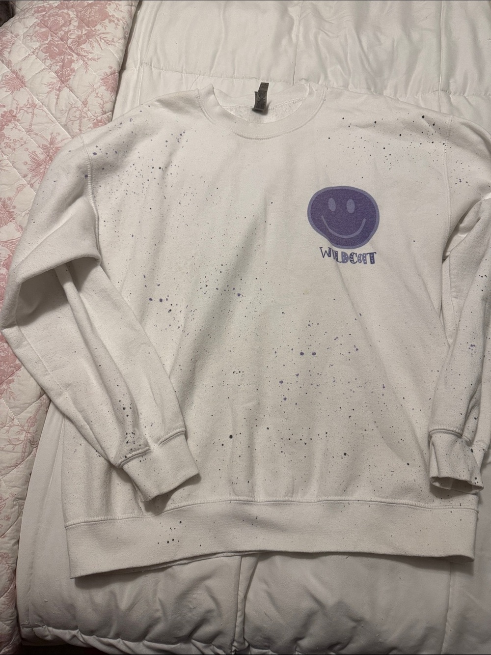 White Sweatshirt with Purple Smiley Graphic KSU WILDCATS- large
